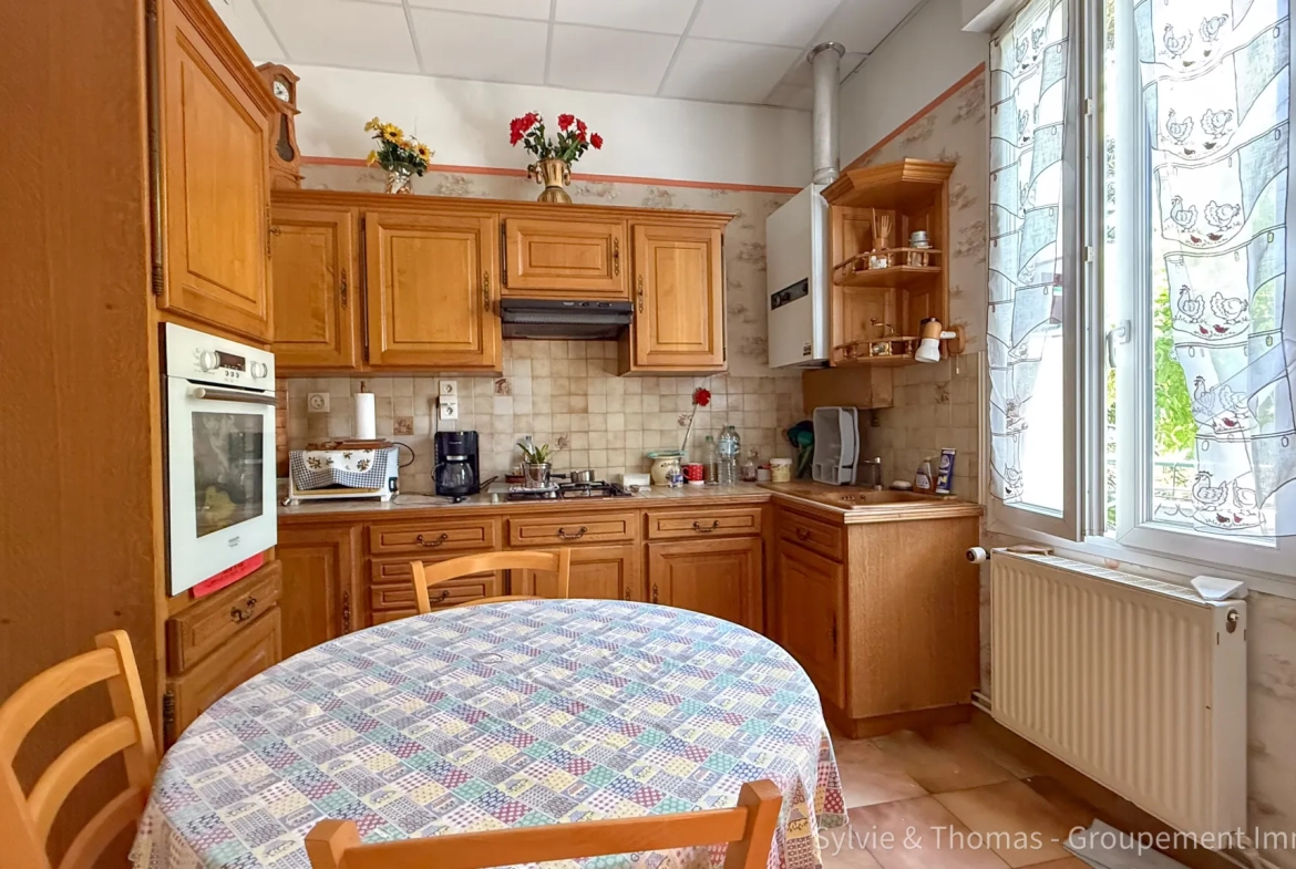Maison à vendre de 130 m² avec jardin, garages et double entrée à Orange 