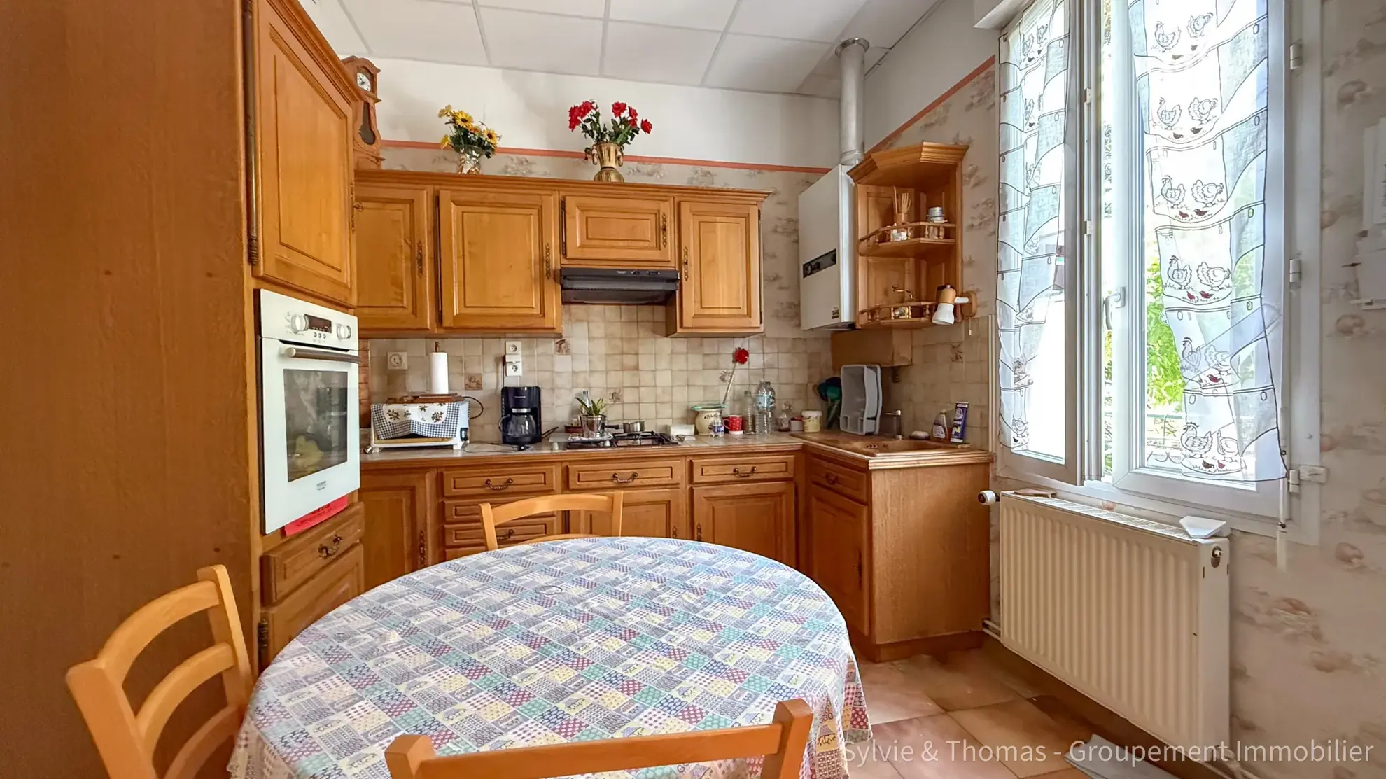 Maison à vendre de 130 m² avec jardin, garages et double entrée à Orange 