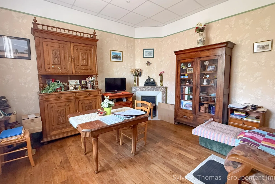 Maison à vendre de 130 m² avec jardin, garages et double entrée à Orange 