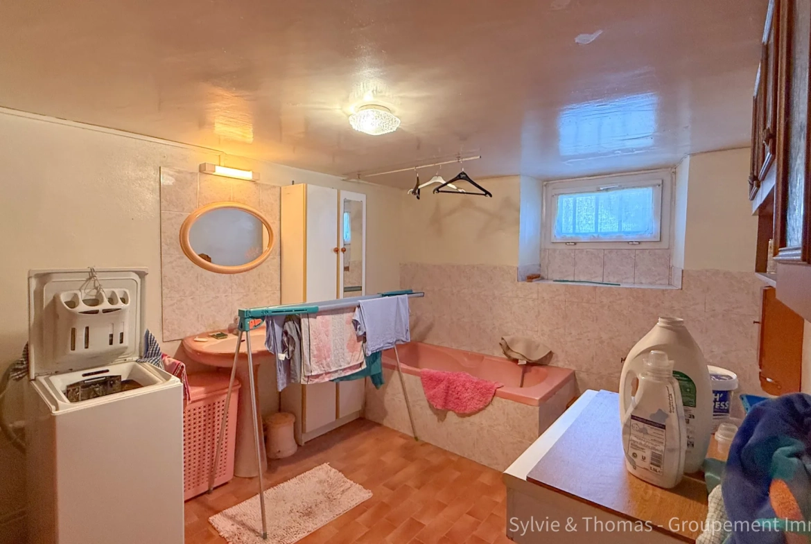 Maison à vendre de 130 m² avec jardin, garages et double entrée à Orange 