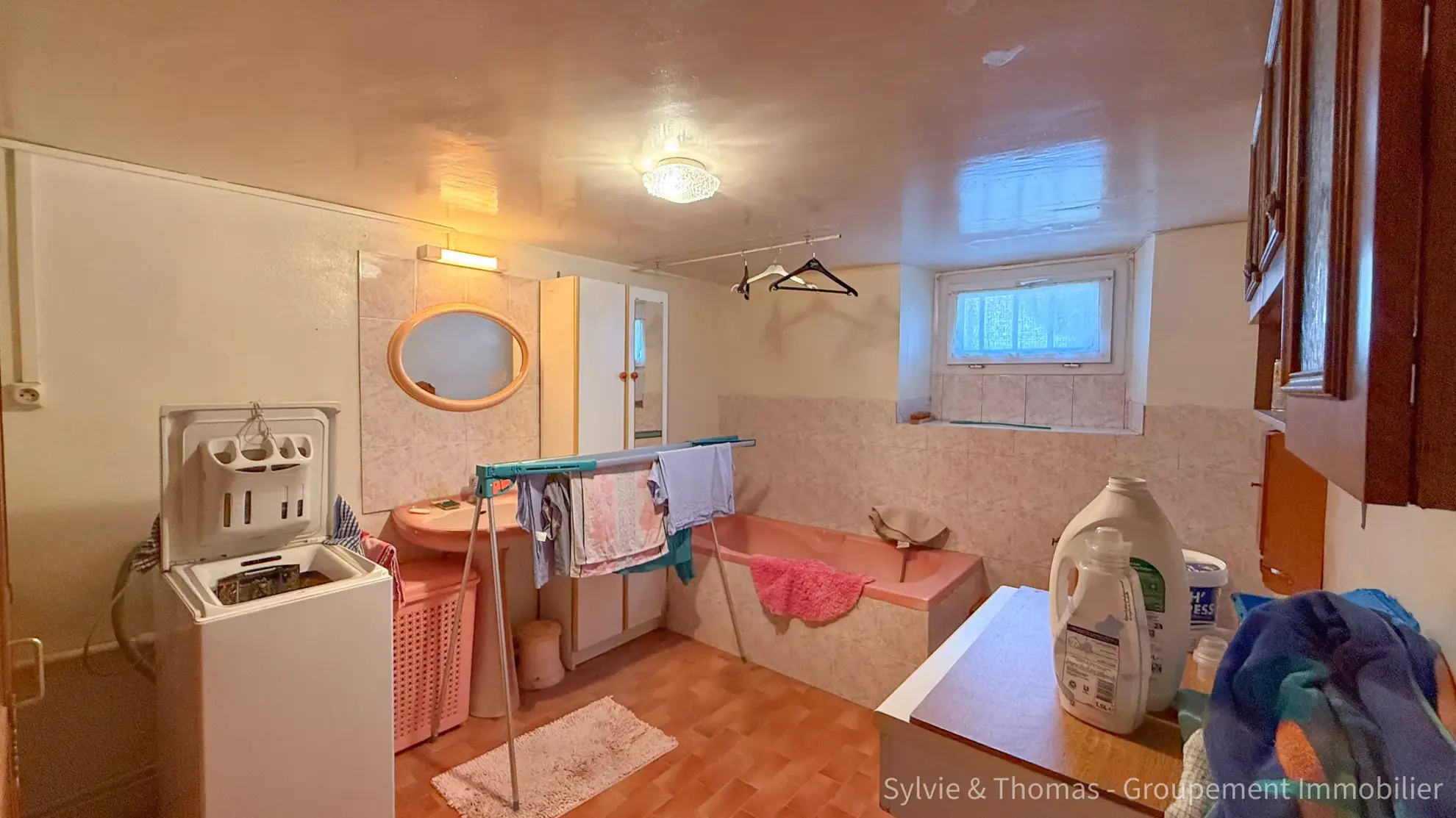 Maison à vendre de 130 m² avec jardin, garages et double entrée à Orange 