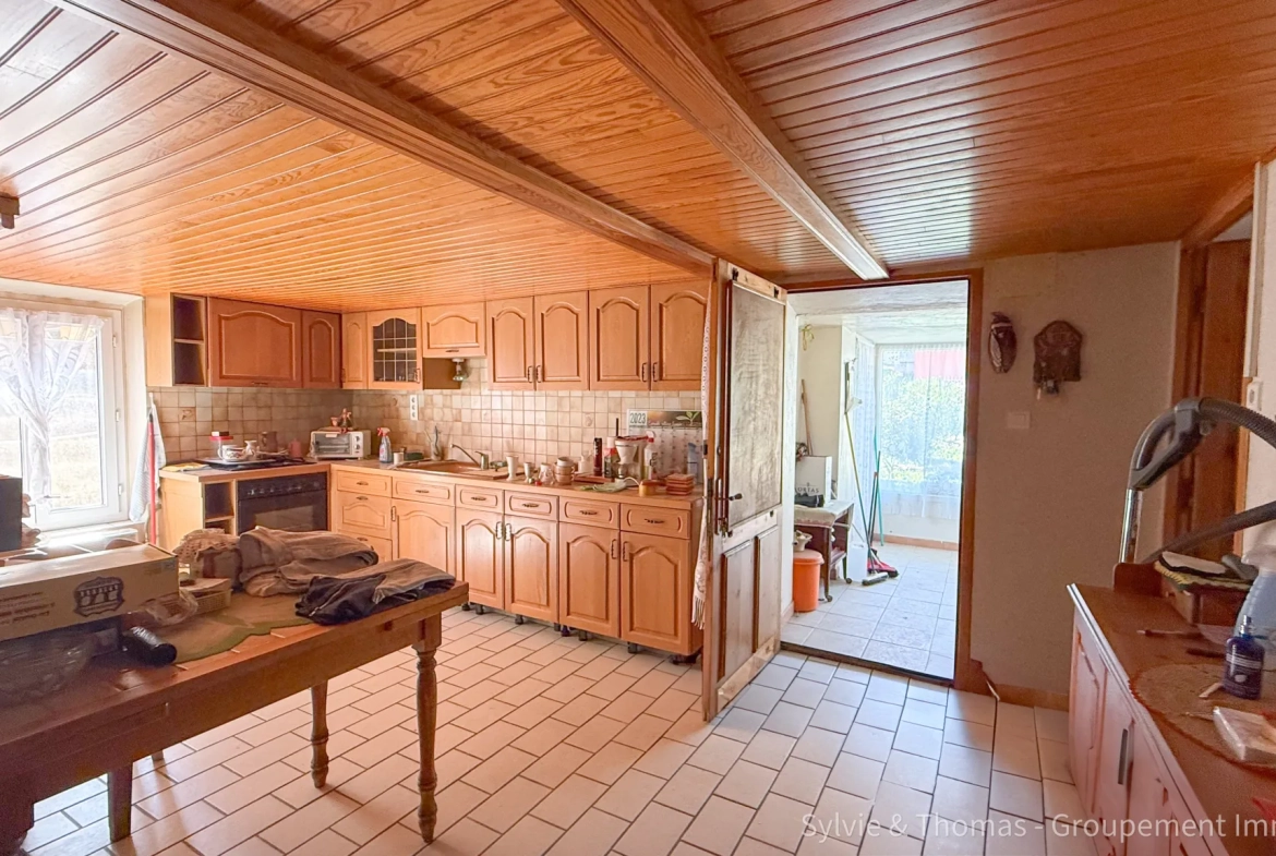 Maison à vendre de 130 m² avec jardin, garages et double entrée à Orange 