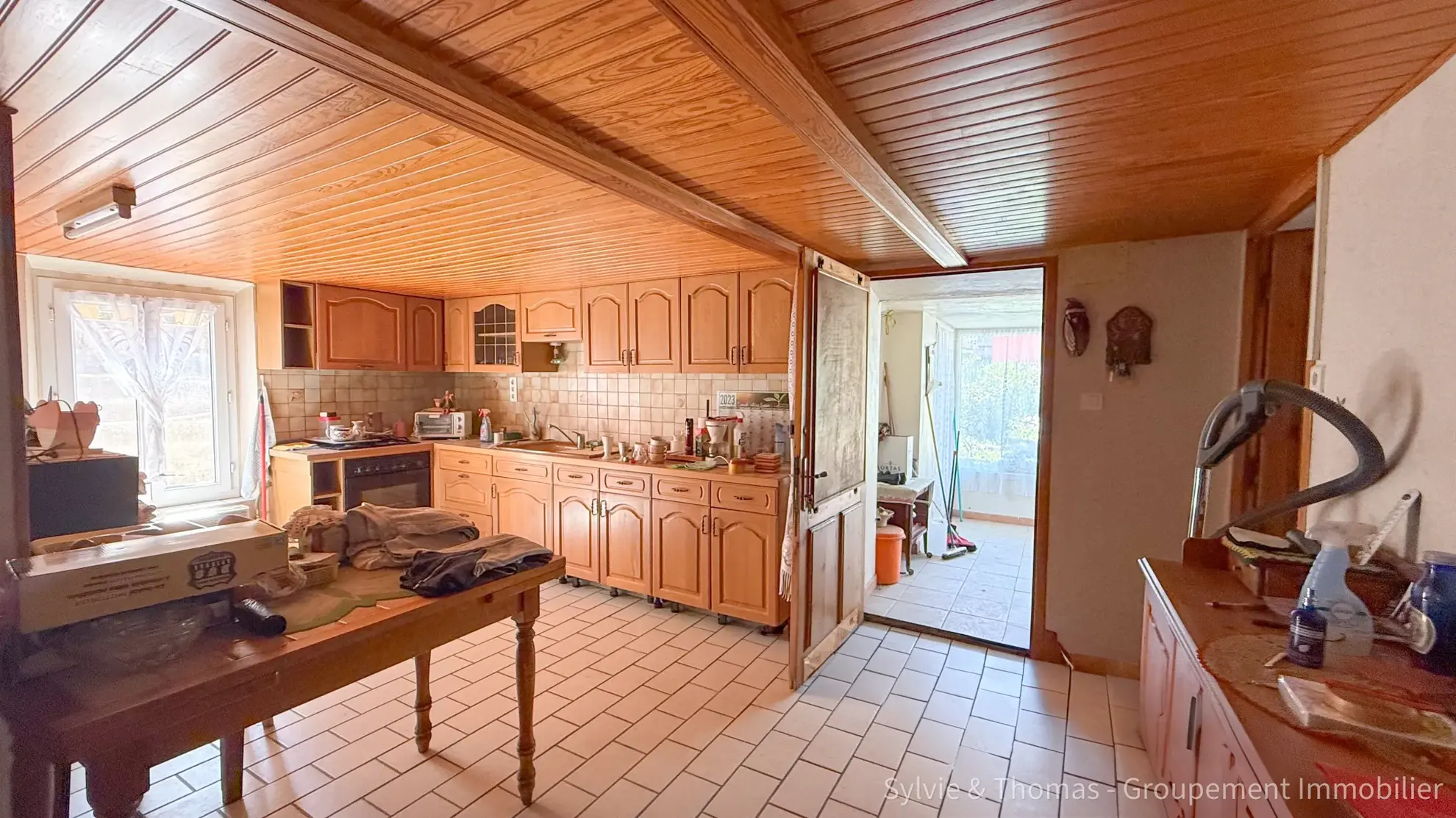 Maison à vendre de 130 m² avec jardin, garages et double entrée à Orange 