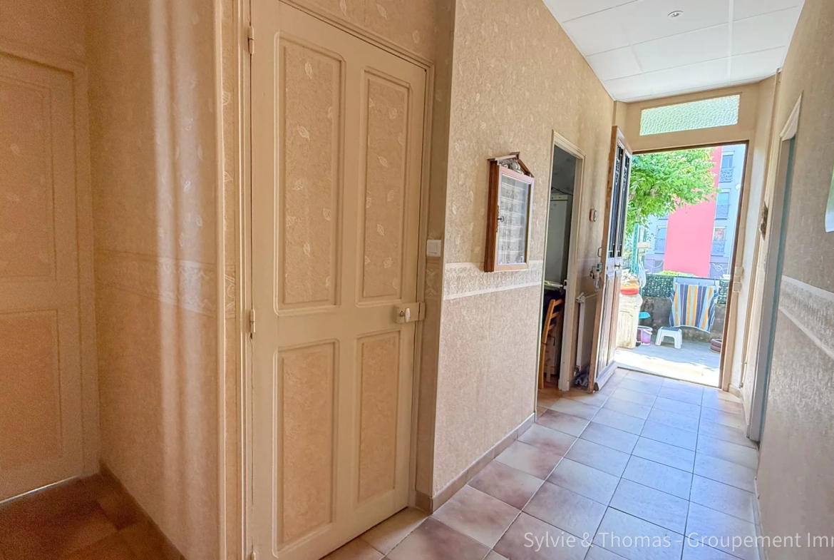 Maison à vendre de 130 m² avec jardin, garages et double entrée à Orange 