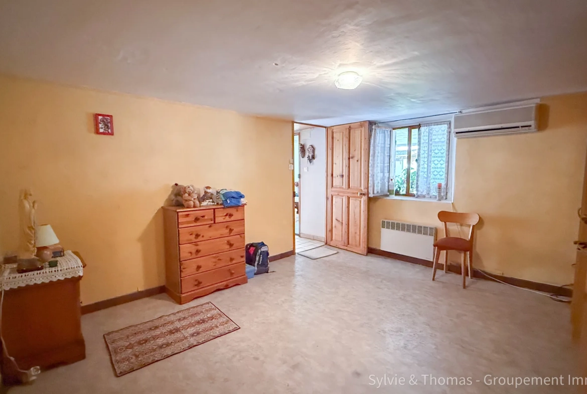 Maison à vendre de 130 m² avec jardin, garages et double entrée à Orange 