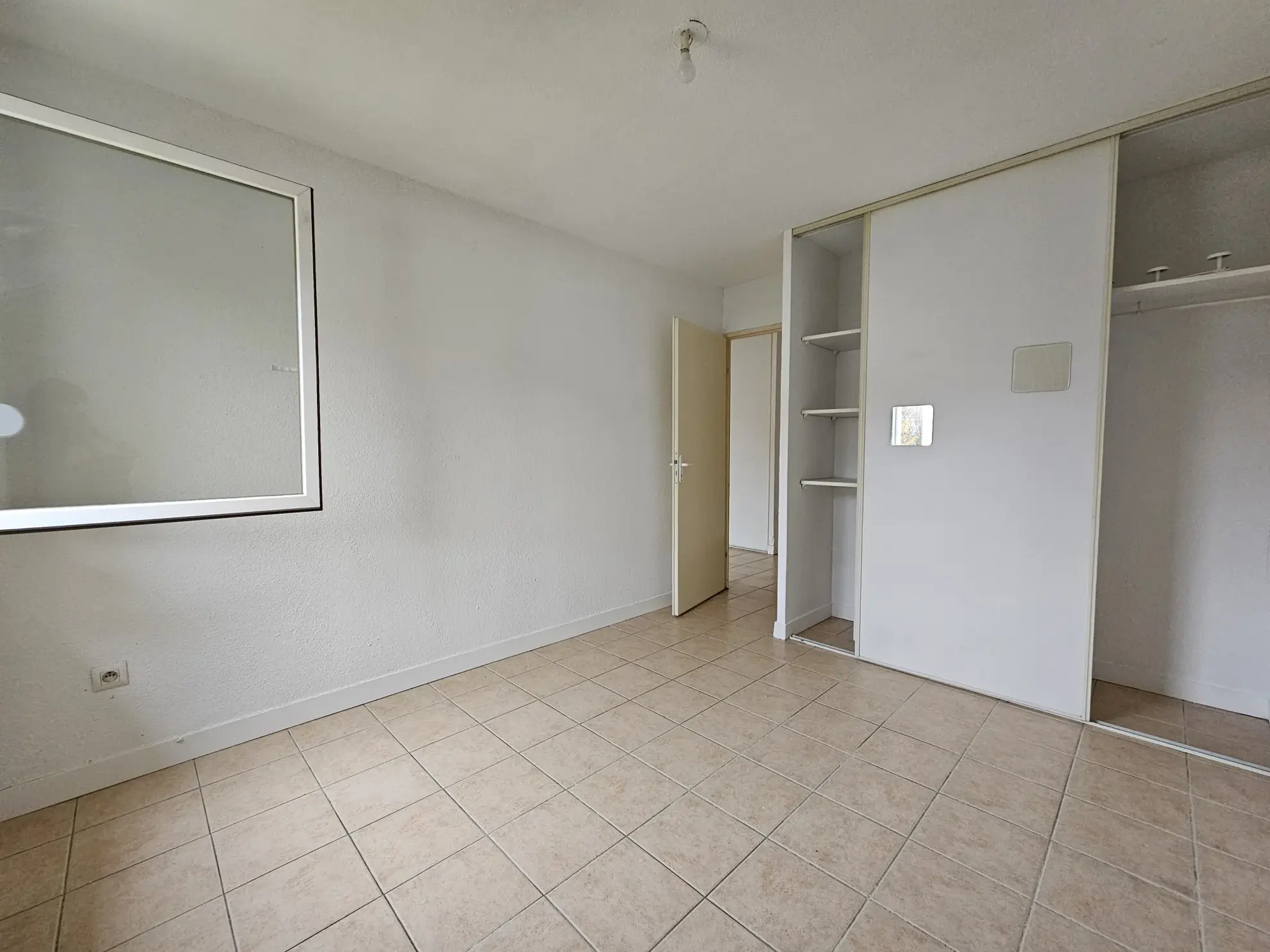 Appartement T3 en rez-de-chaussée avec balcon et parking à Carcassonne 