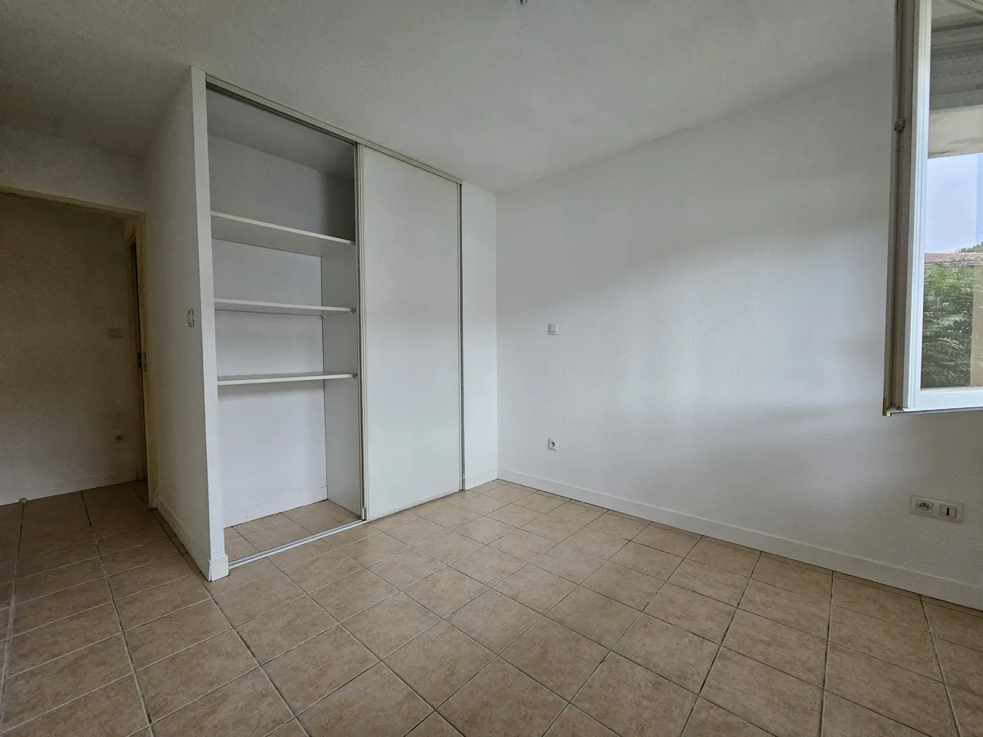 Appartement T3 en rez-de-chaussée avec balcon et parking à Carcassonne 