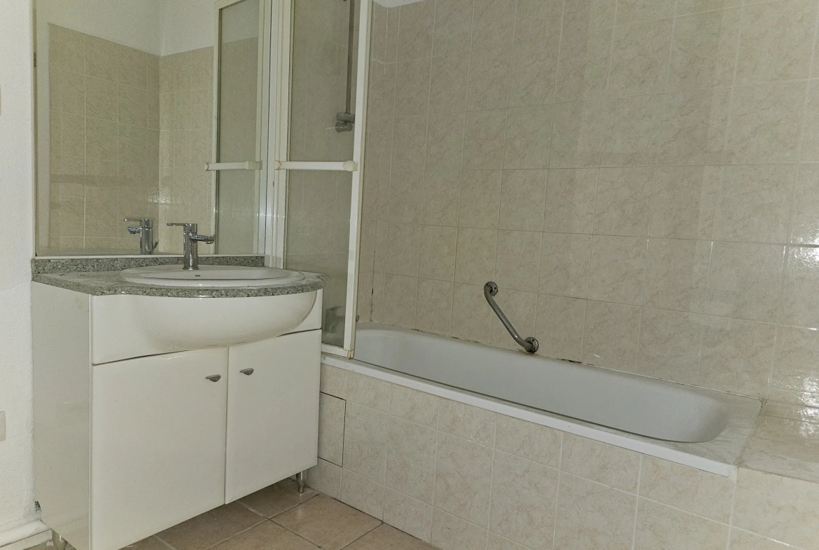 Appartement T3 en rez-de-chaussée avec balcon et parking à Carcassonne 