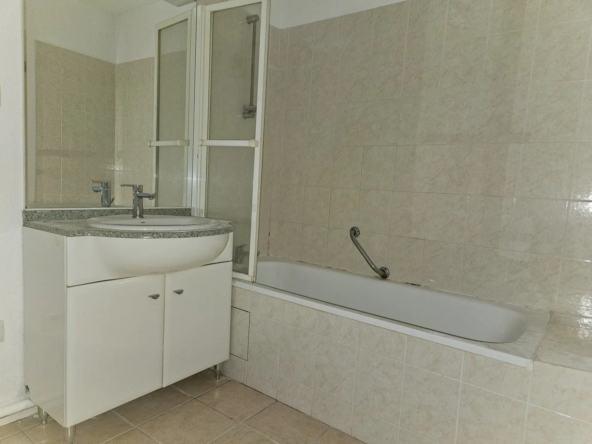 Appartement T3 en rez-de-chaussée avec balcon et parking à Carcassonne 