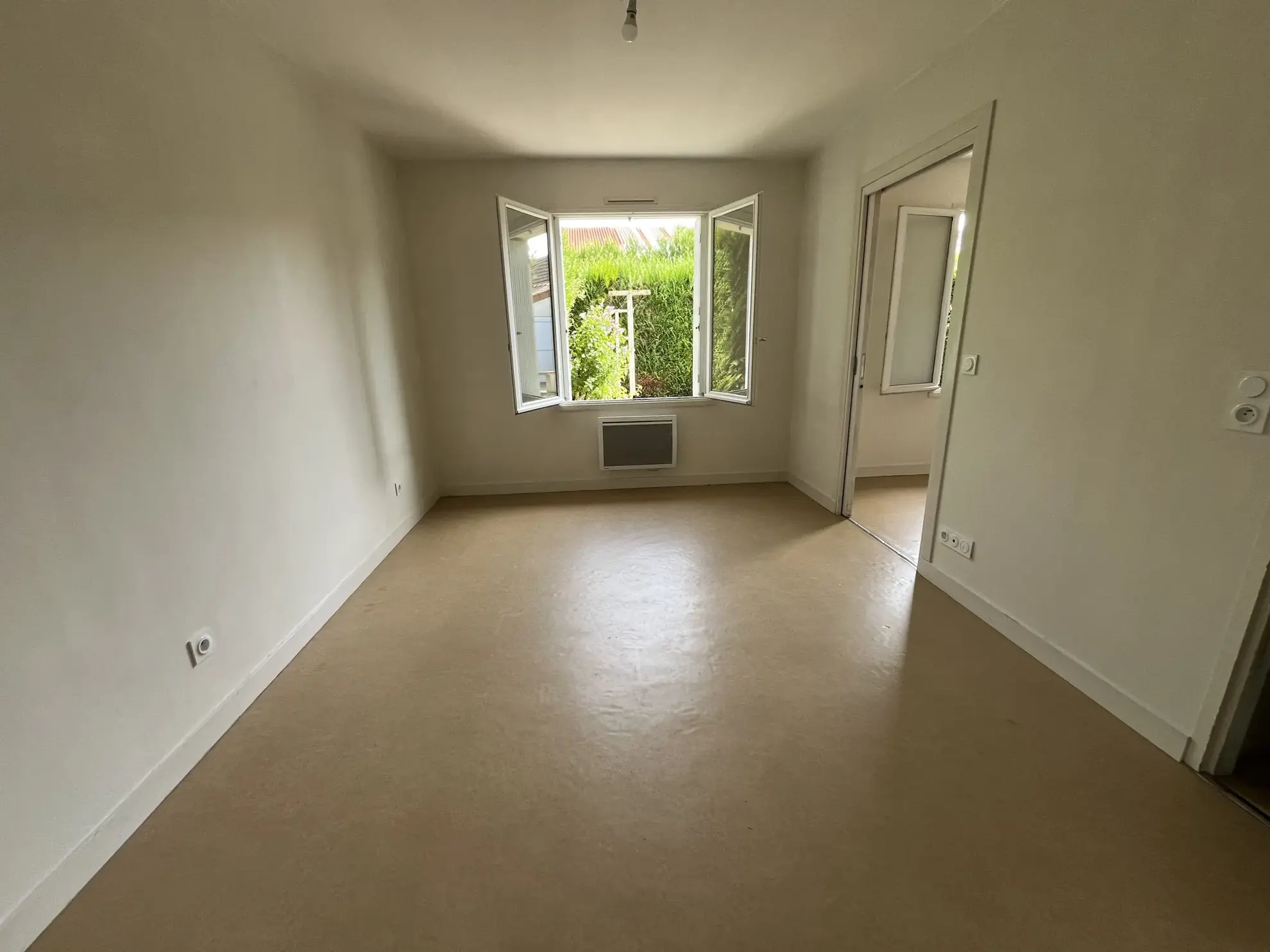 Maison 6 de 125 m² à Thouars avec jardin clos proche commerces et écoles 