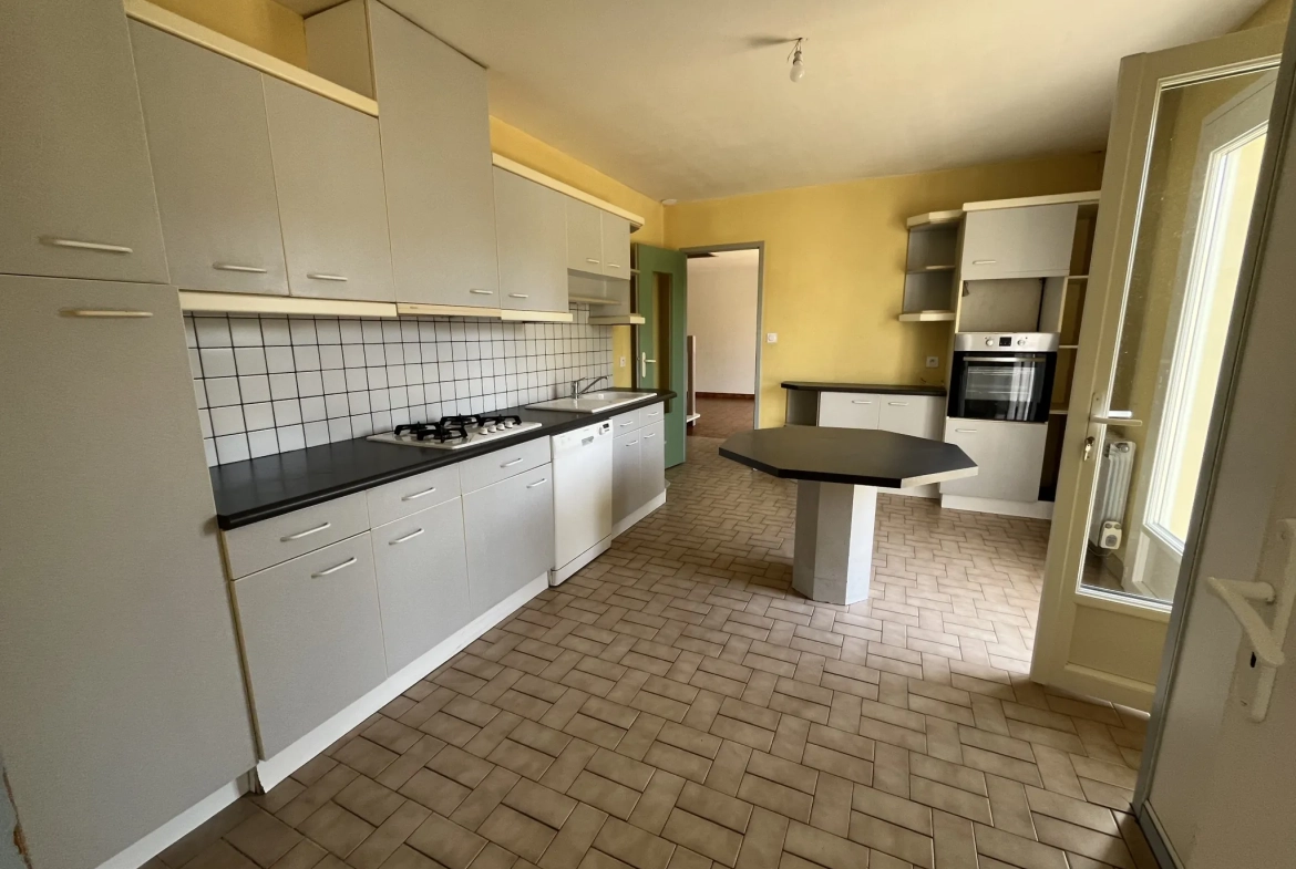 Maison 6 de 125 m² à Thouars avec jardin clos proche commerces et écoles 