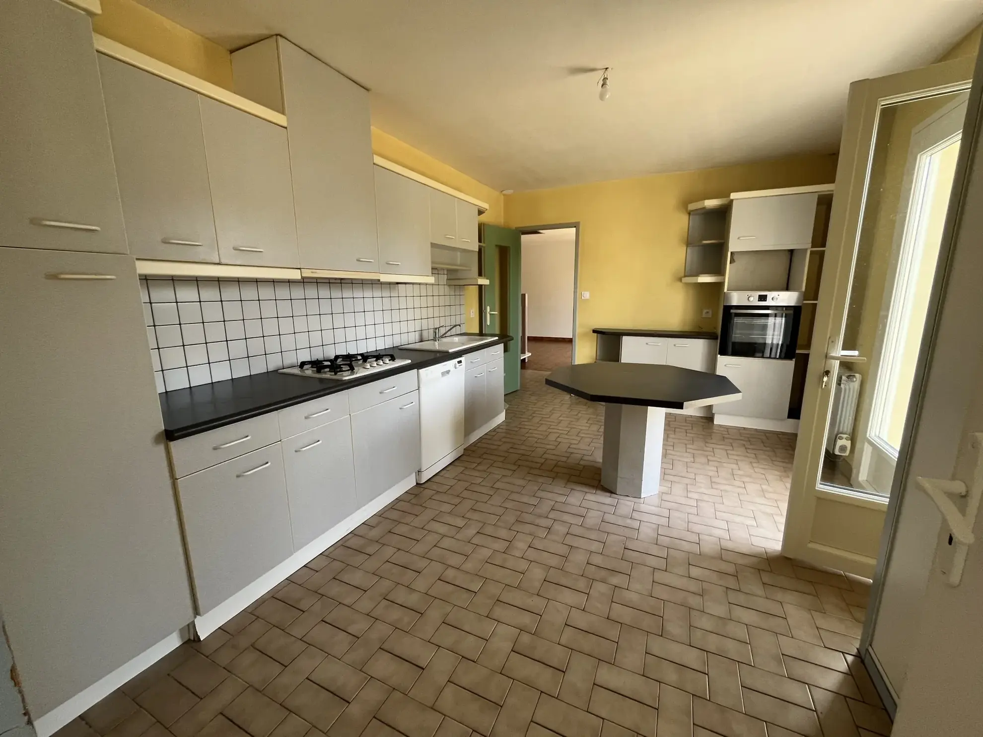 Maison 6 de 125 m² à Thouars avec jardin clos proche commerces et écoles 
