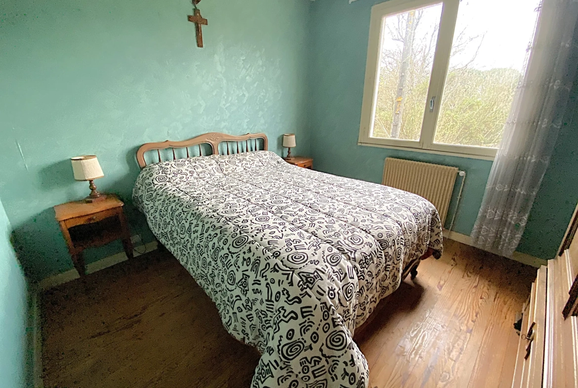 Maison à rafraîchir de 189 m² à Toulenne avec garage et balcon 
