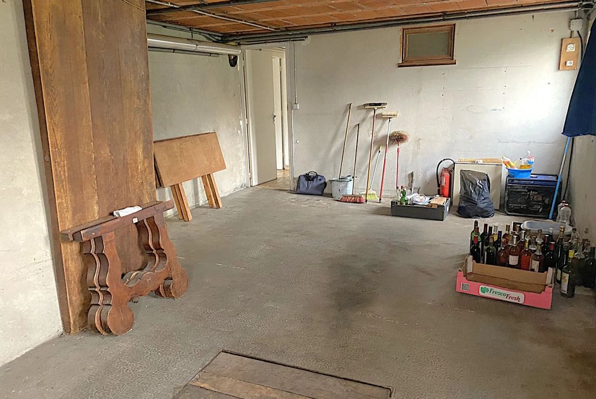 Maison à rafraîchir de 189 m² à Toulenne avec garage et balcon 