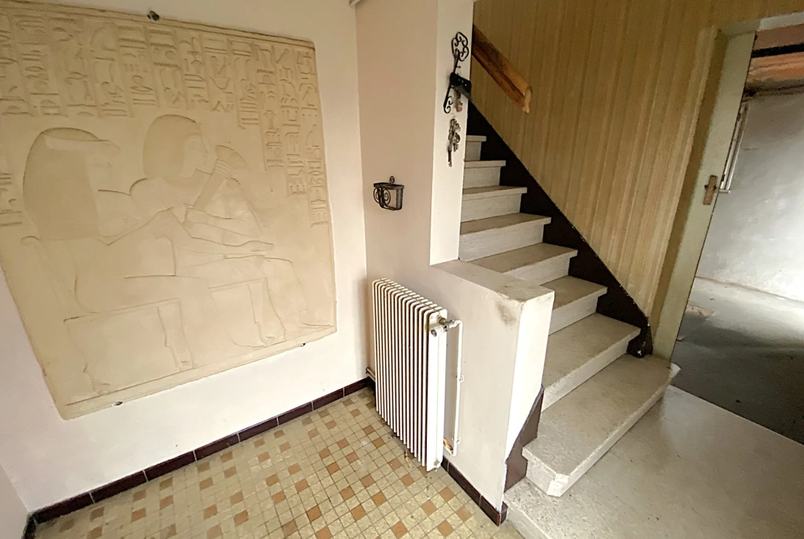 Maison à rafraîchir de 189 m² à Toulenne avec garage et balcon 