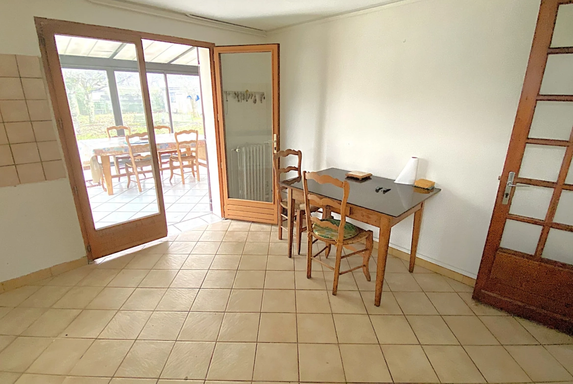 Maison à rafraîchir de 189 m² à Toulenne avec garage et balcon 