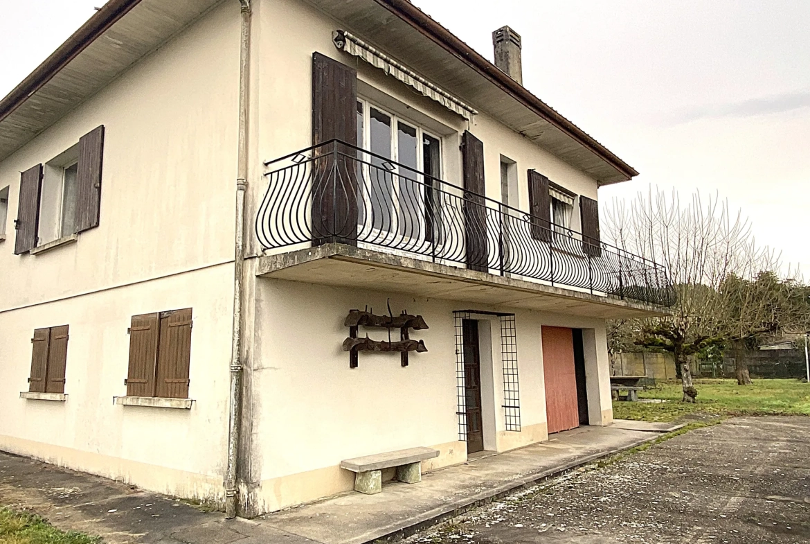 Maison à rafraîchir de 189 m² à Toulenne avec garage et balcon 