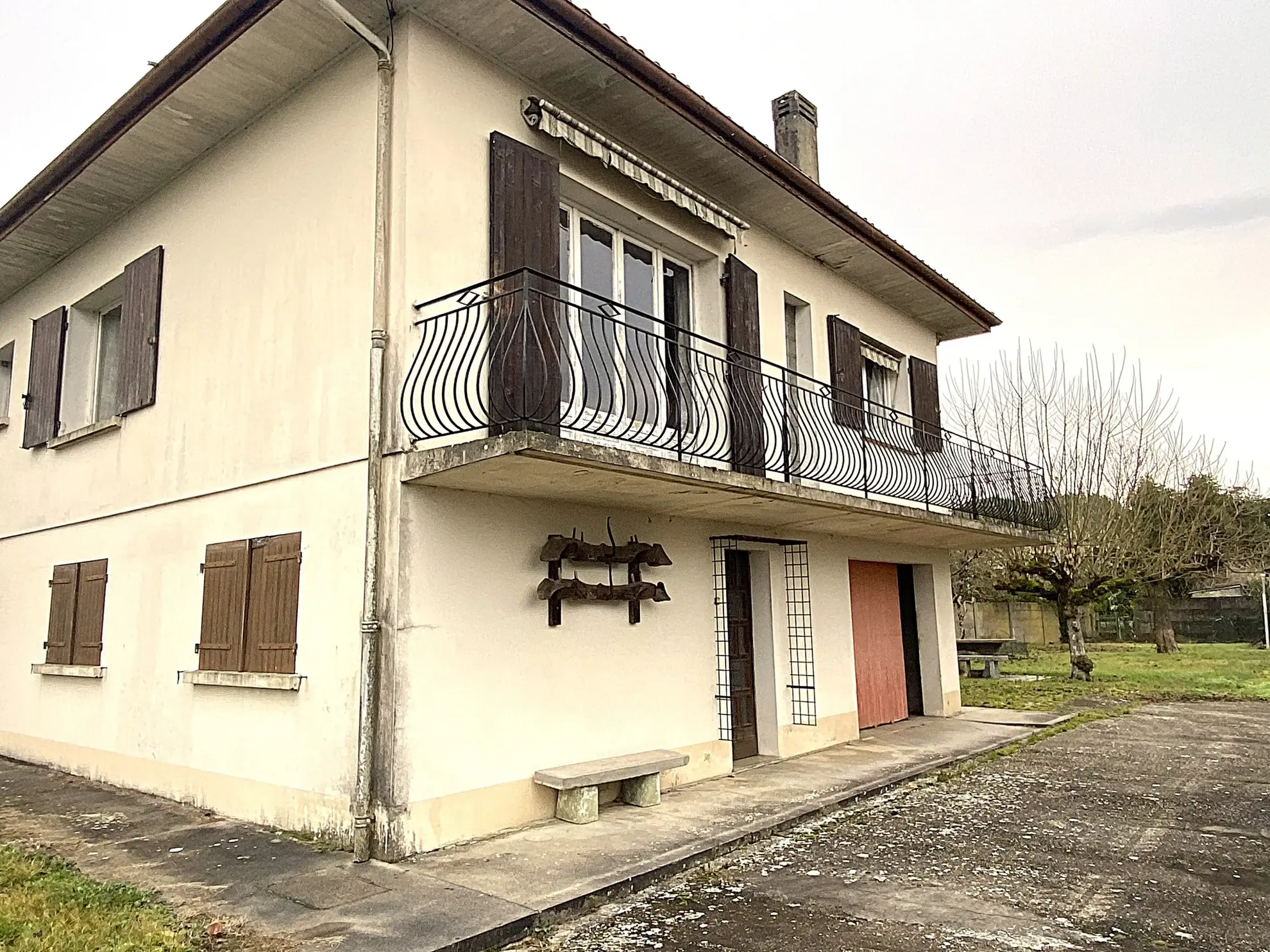 Maison à rafraîchir de 189 m² à Toulenne avec garage et balcon 