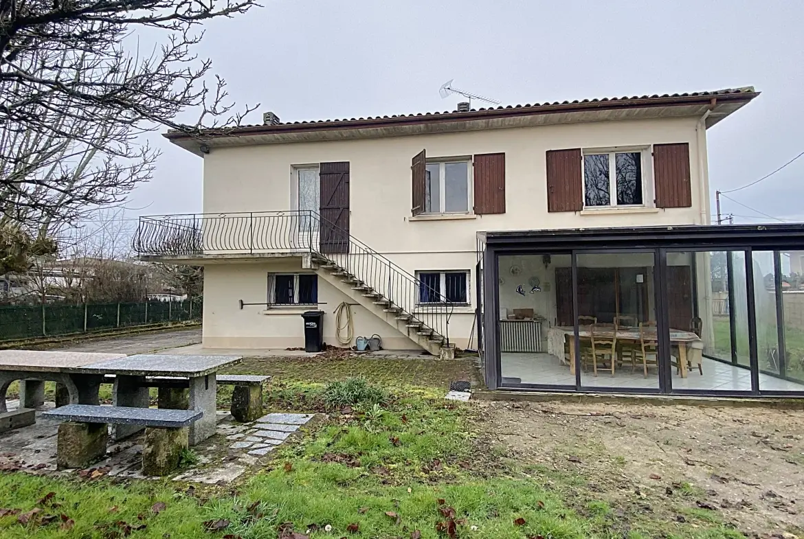 Maison à rafraîchir de 189 m² à Toulenne avec garage et balcon 
