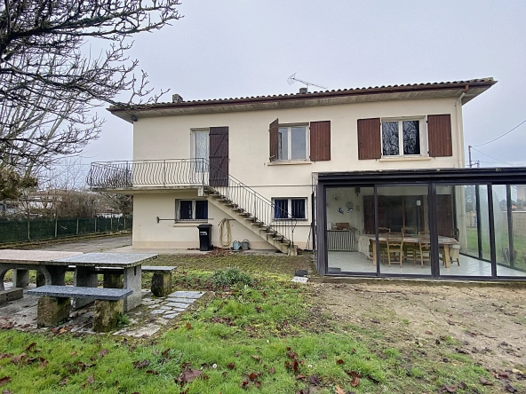 Maison à rafraîchir de 189 m² à Toulenne avec garage et balcon