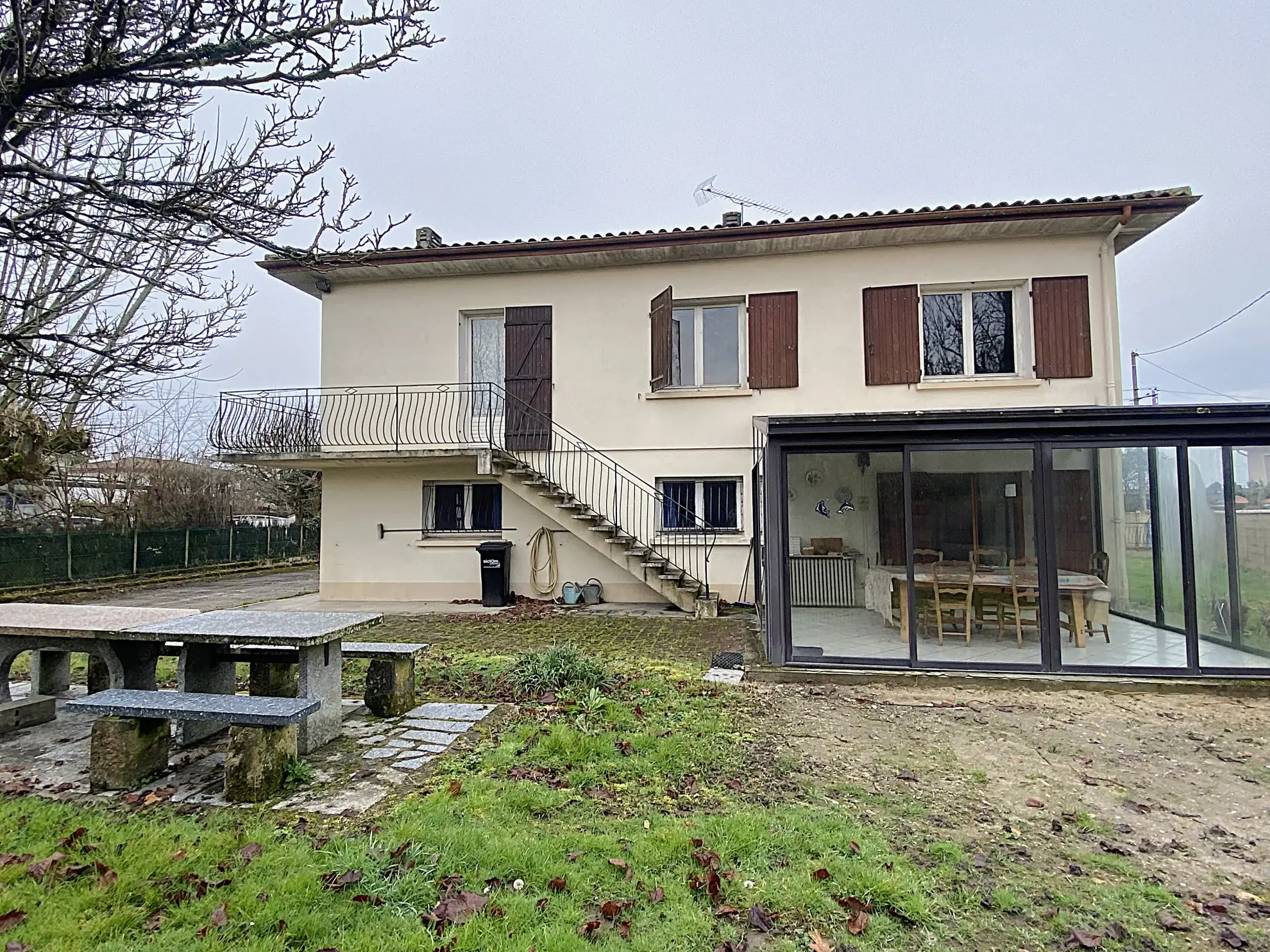 Maison à rafraîchir de 189 m² à Toulenne avec garage et balcon 