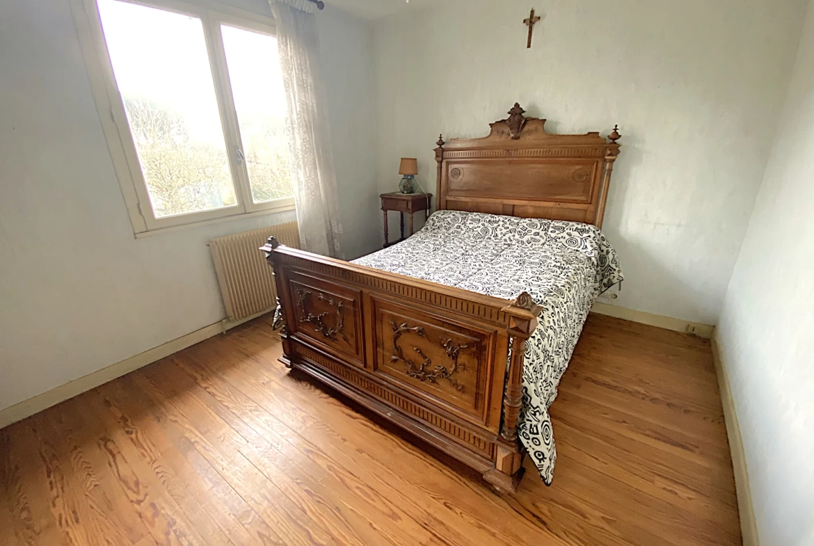 Maison à rafraîchir de 189 m² à Toulenne avec garage et balcon 
