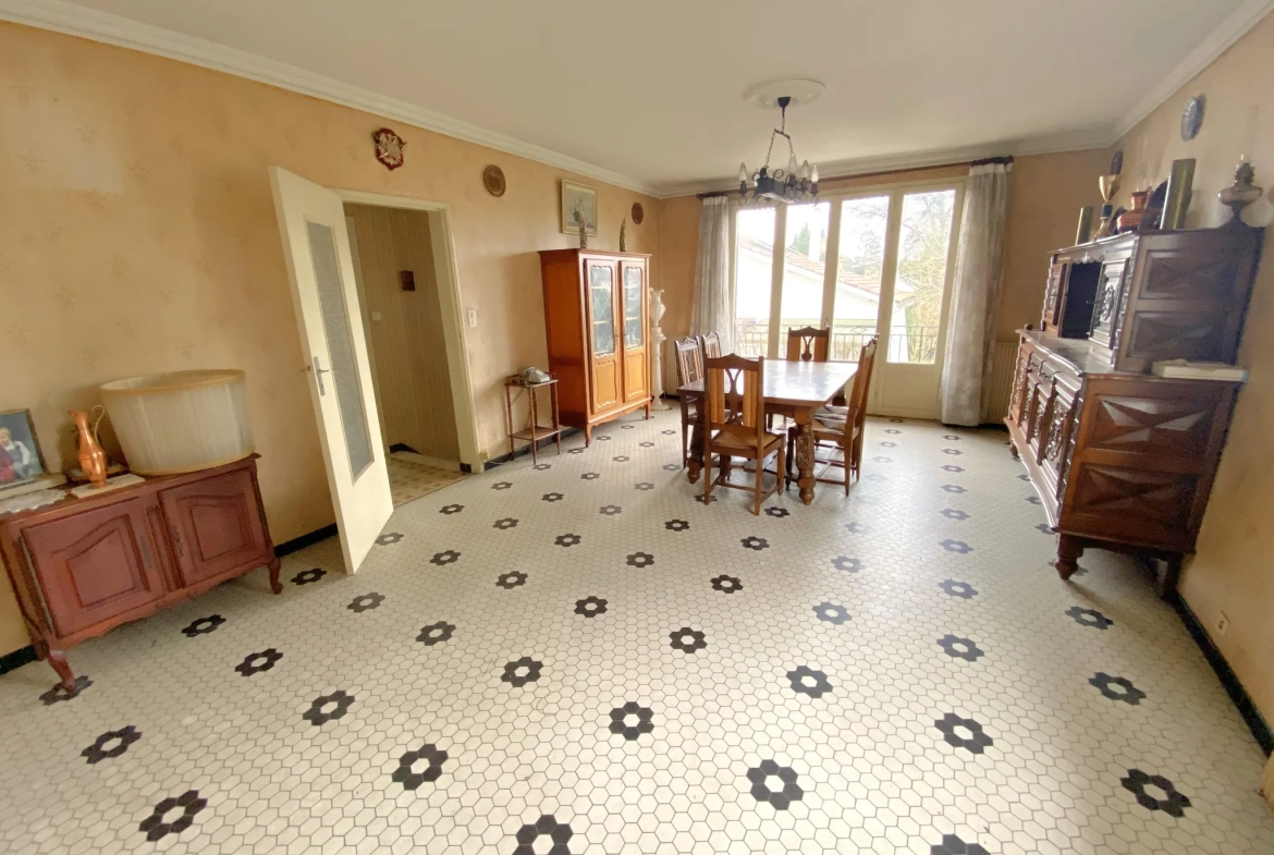 Maison à rafraîchir de 189 m² à Toulenne avec garage et balcon 