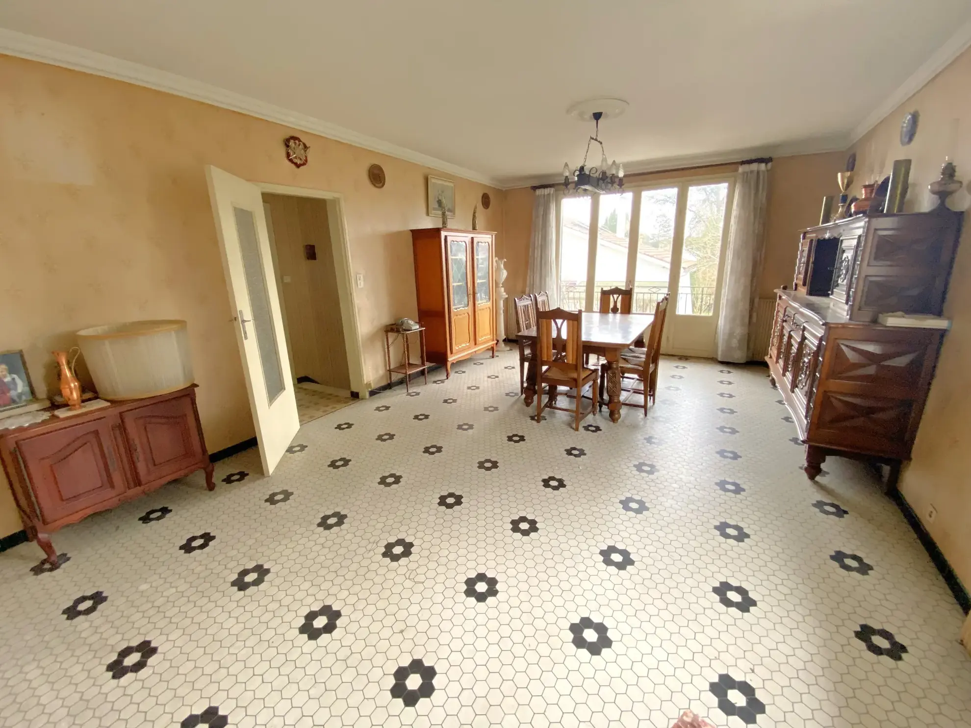 Maison à rafraîchir de 189 m² à Toulenne avec garage et balcon 