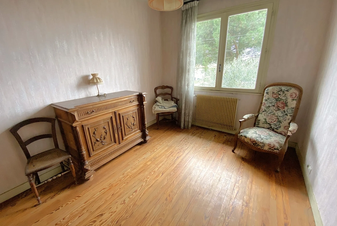 Maison à rafraîchir de 189 m² à Toulenne avec garage et balcon 