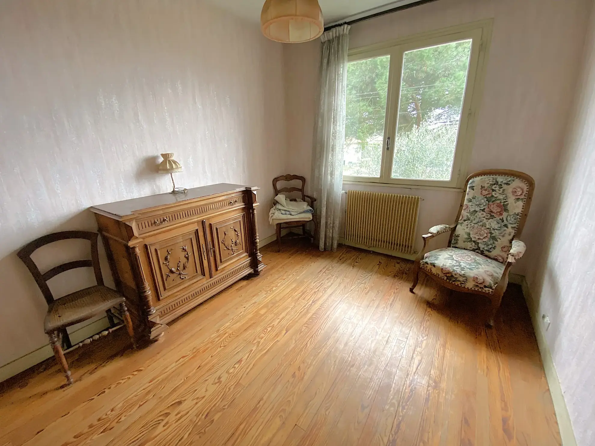 Maison à rafraîchir de 189 m² à Toulenne avec garage et balcon 