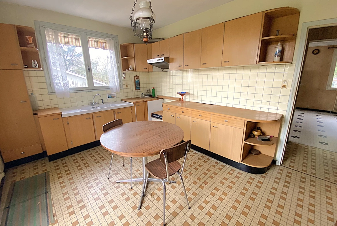 Maison à rafraîchir de 189 m² à Toulenne avec garage et balcon 