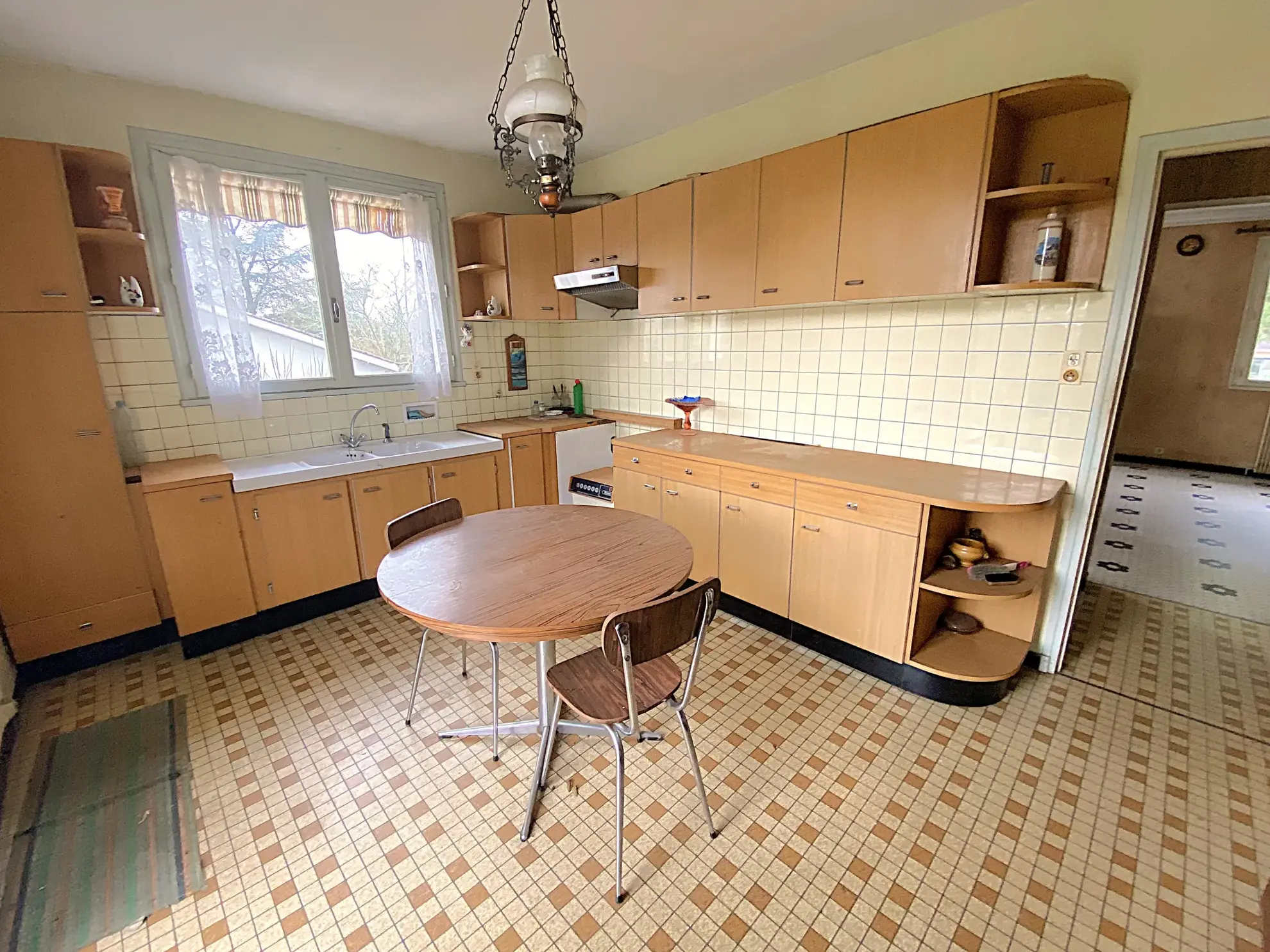 Maison à rafraîchir de 189 m² à Toulenne avec garage et balcon 