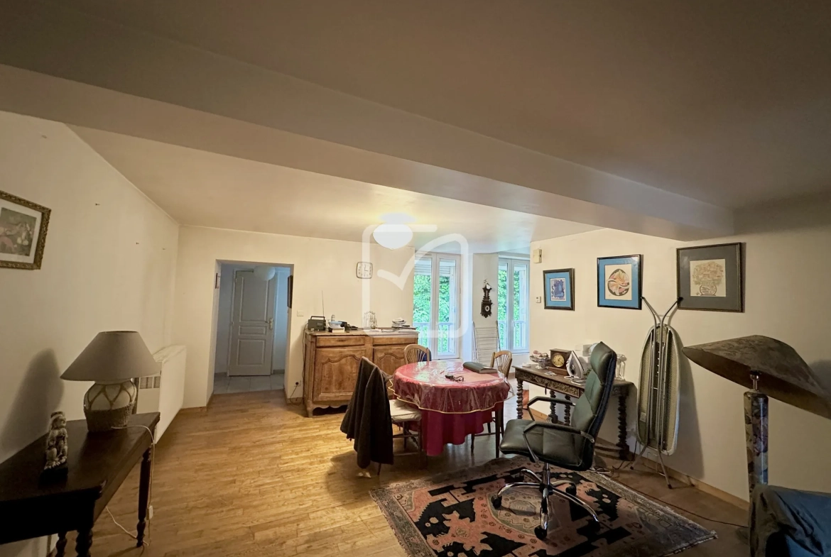 Immeuble de rapport à vendre à Sarlat, 3 appartements et local commercial loués, 273 m² 