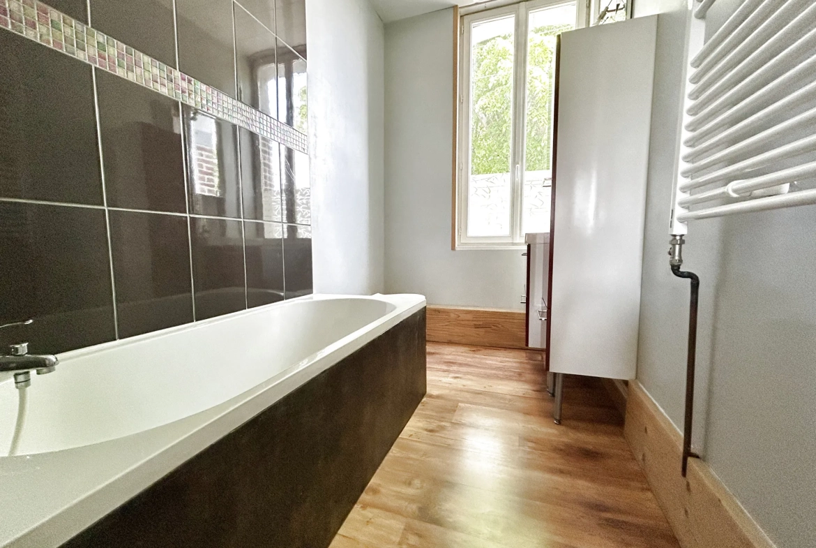 Maison familiale à vendre à Hénin Beaumont avec jardin et double garage 