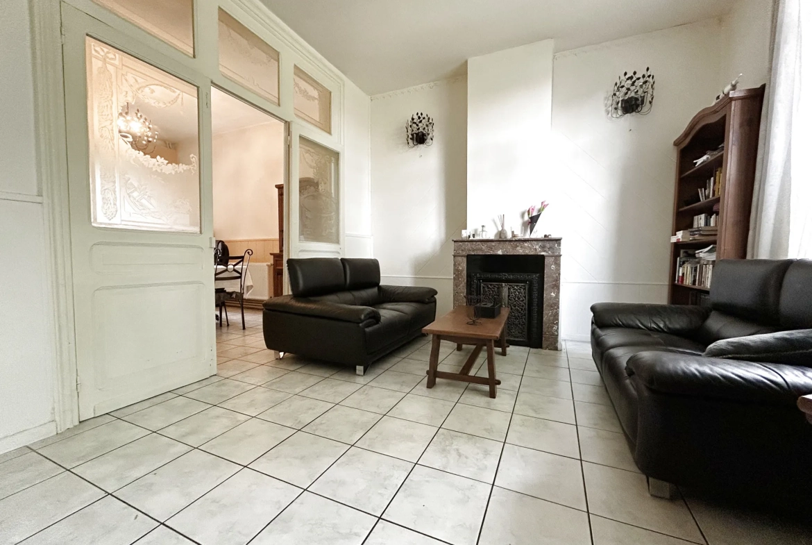 Maison familiale à vendre à Hénin Beaumont avec jardin et double garage 