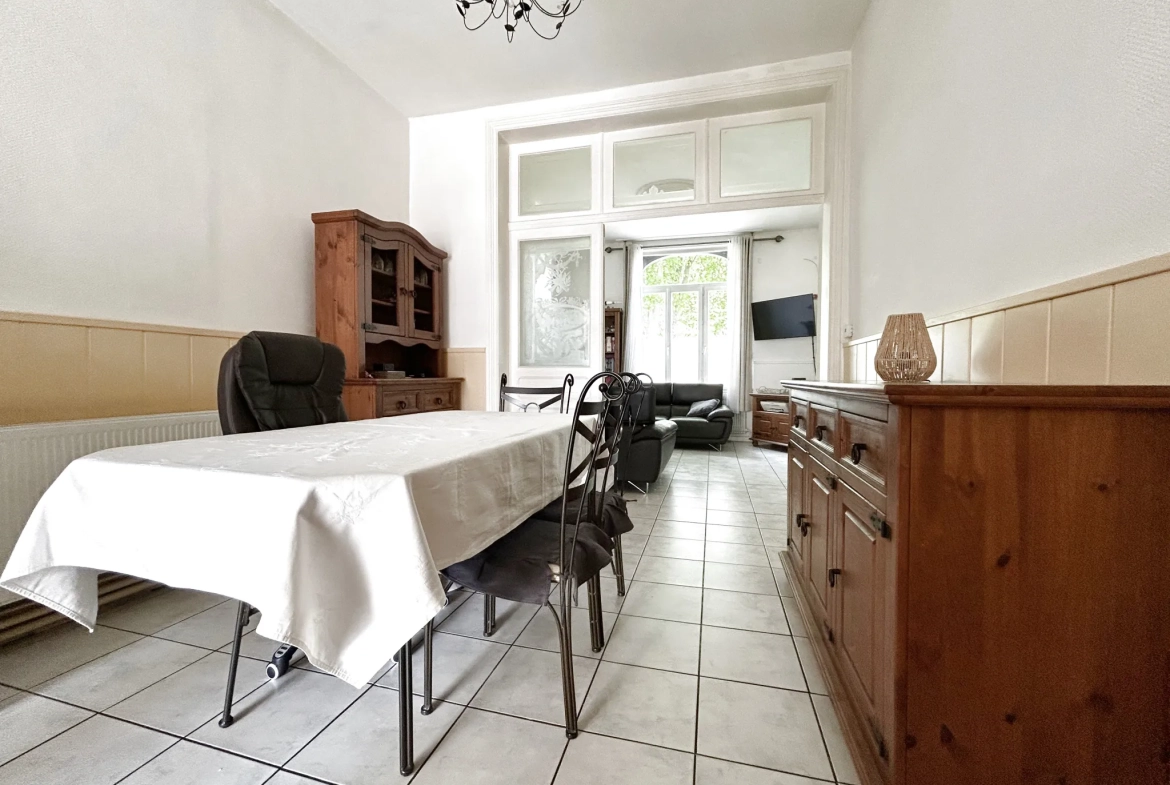 Maison familiale à vendre à Hénin Beaumont avec jardin et double garage 