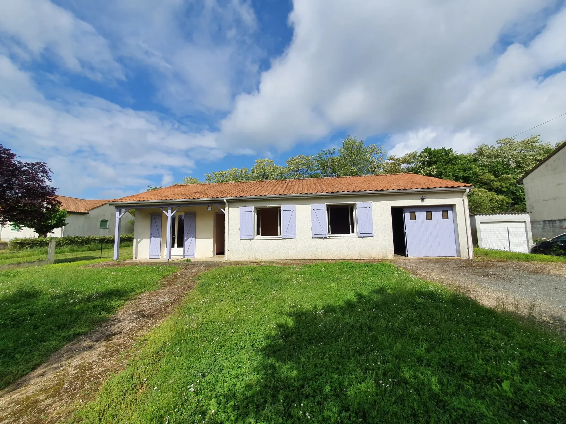 Maison de plain-pied avec 3 chambres et jardin à Lavausseau 