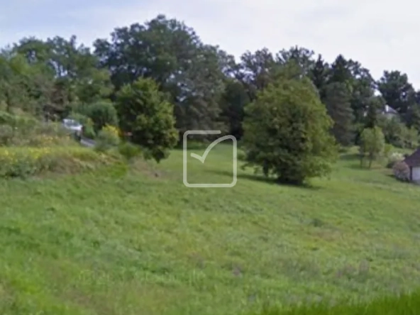 Terrain constructible de 4040 m² à Brive-la-Gaillarde avec vue agréable