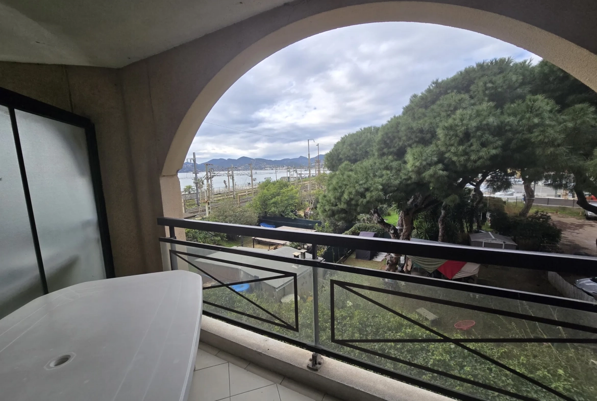 Appartement 2 pièces à Cannes la Bocca avec terrasse et parking 