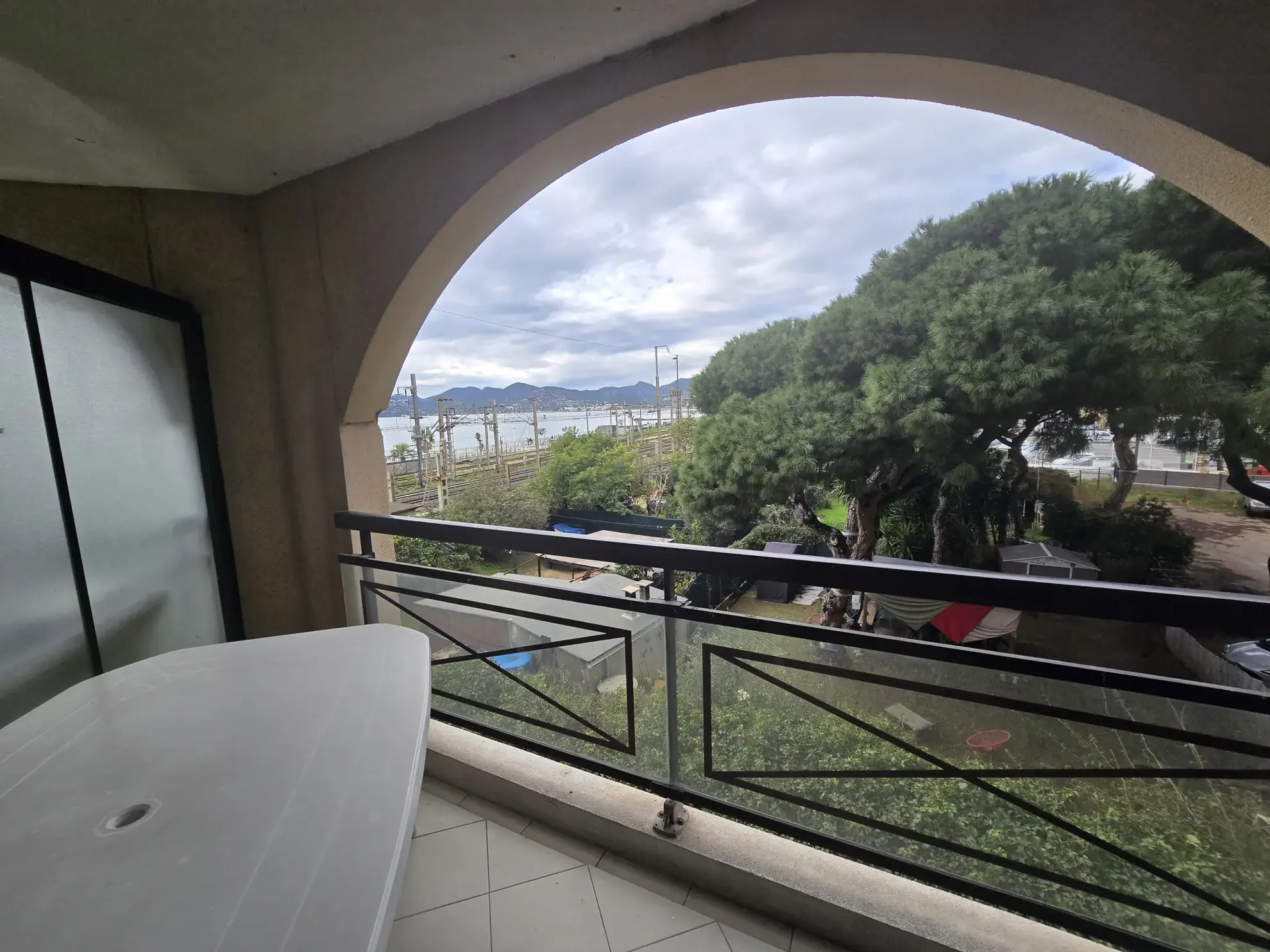 Appartement 2 pièces à Cannes la Bocca avec terrasse et parking 