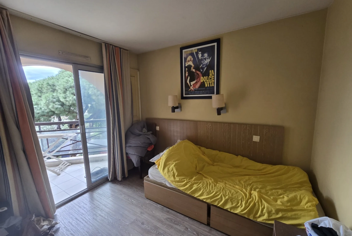 Appartement 2 pièces à Cannes la Bocca avec terrasse et parking 