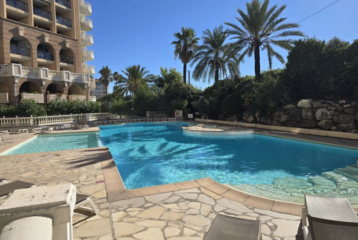 Appartement 2 pièces à Cannes la Bocca avec terrasse et parking 