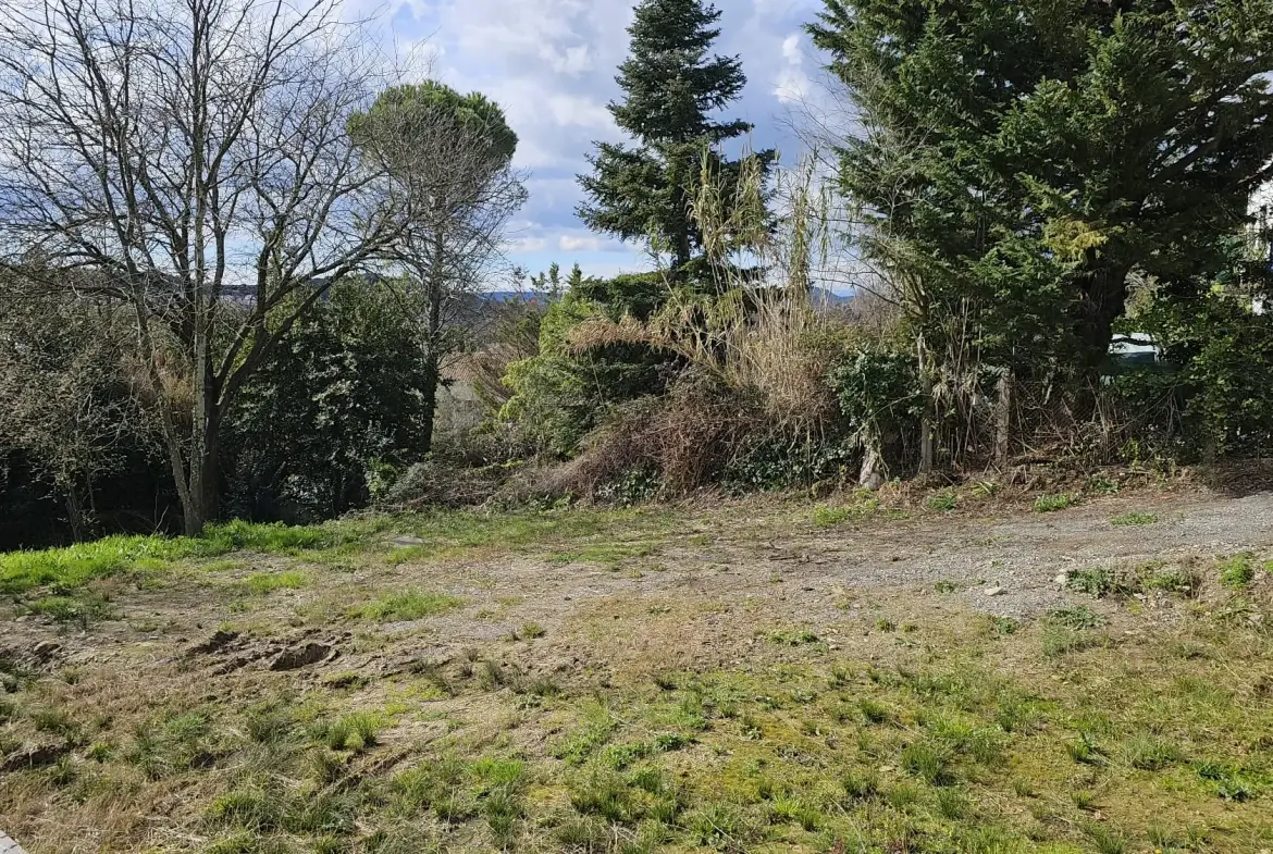 Terrain constructible de 802 m² à Villevieille avec vue arborée 