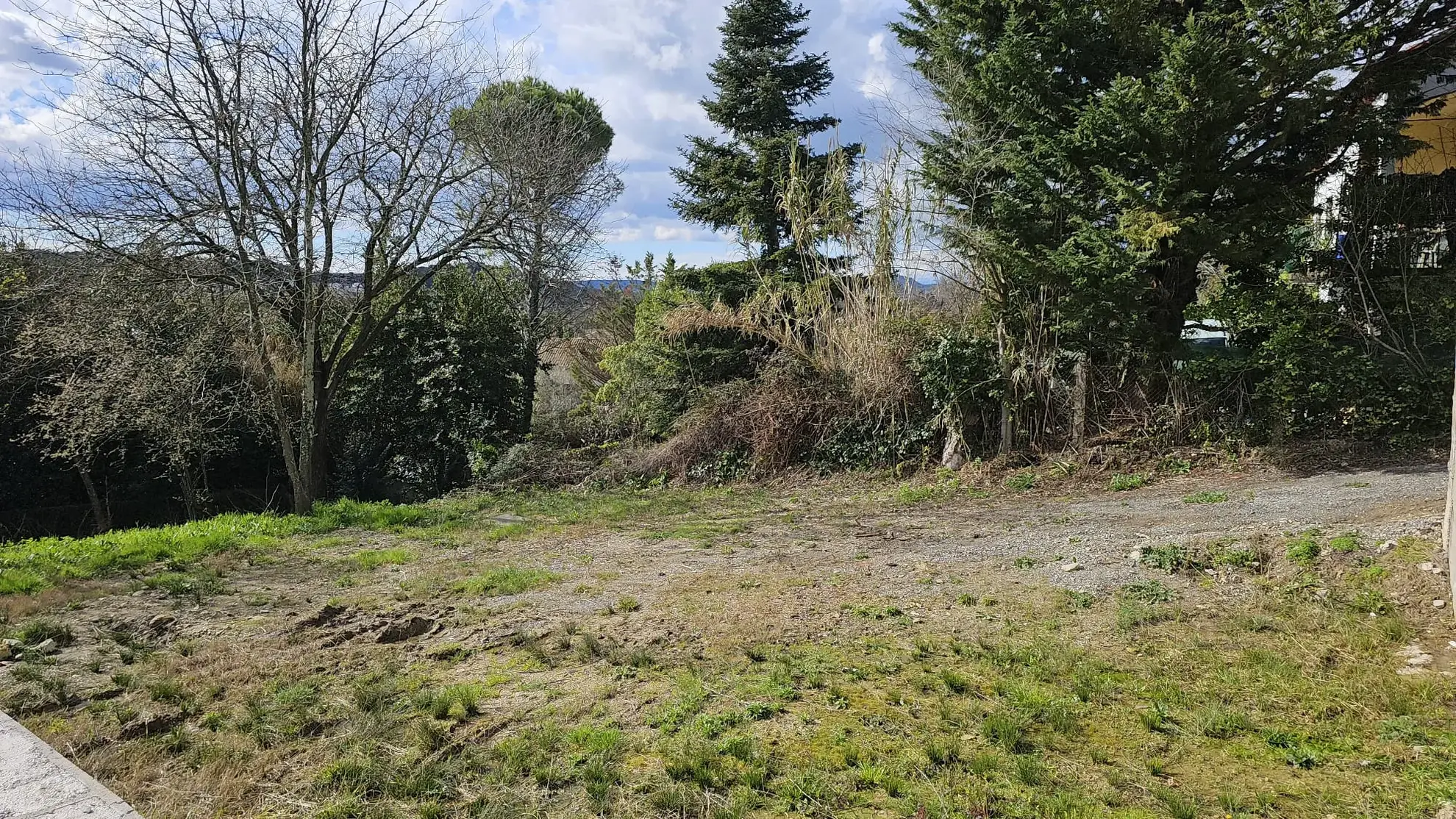Terrain constructible de 802 m² à Villevieille avec vue arborée 