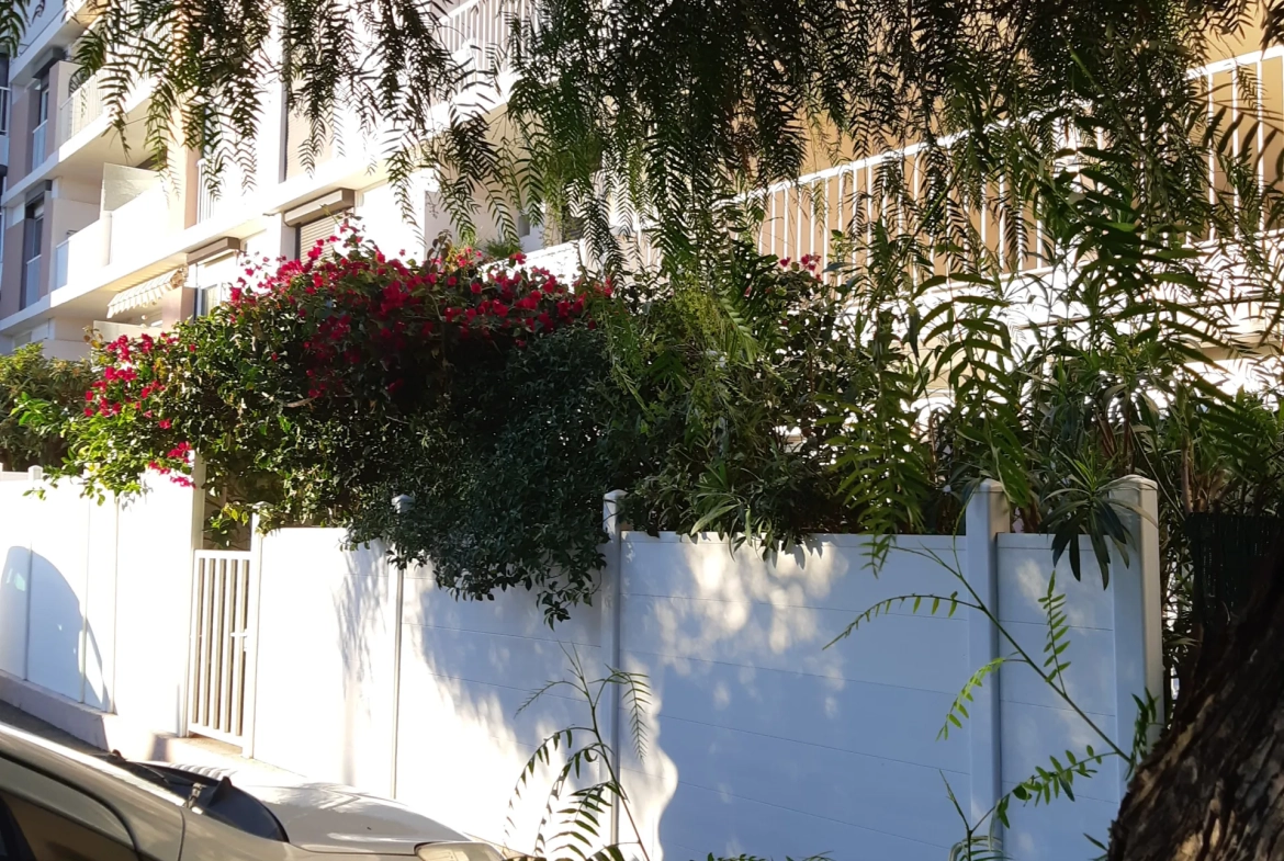 Appartement T3 en rez-de-jardin avec jardin exposé plein sud à Carqueiranne 