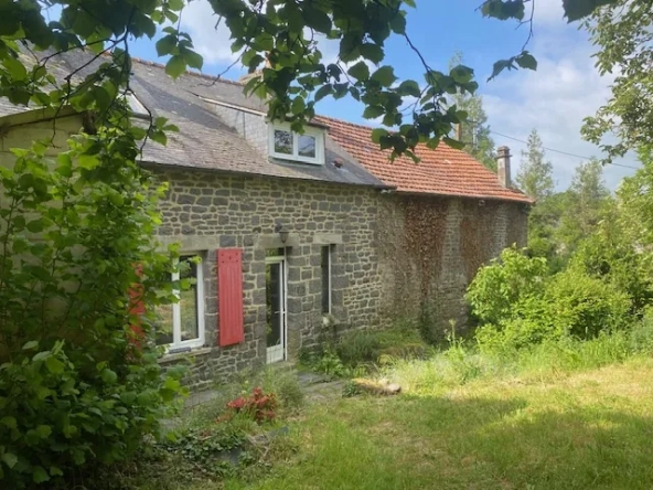 Maison de village en pierre avec jardin et garage à Le Tronchet - Opportunité à saisir