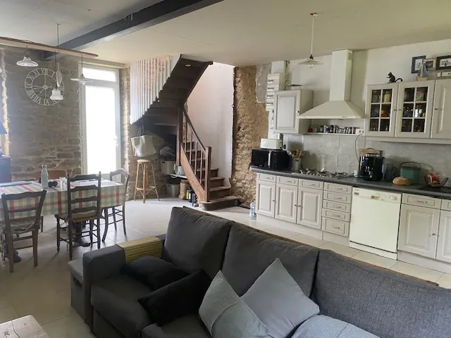 Maison de village en pierre avec jardin et garage à Le Tronchet - Opportunité à saisir 