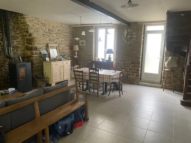 Maison de village en pierre avec jardin et garage à Le Tronchet - Opportunité à saisir 