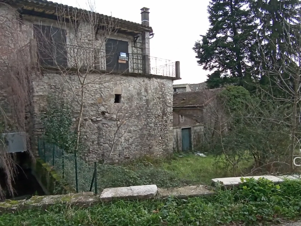 Ancien moulin en pierre avec 3 chambres et dépendances à Saint Hippolyte du Fort