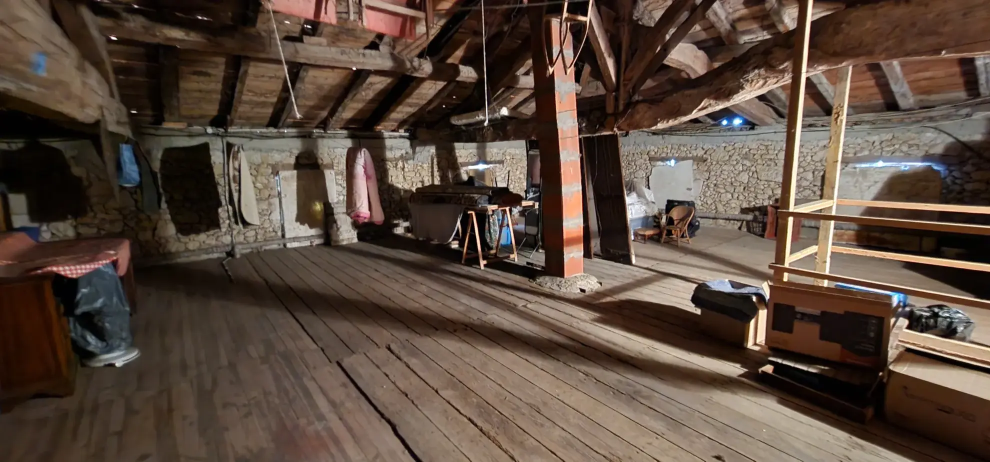 Belle maison en pierre avec terrain et atelier à Tonneins 